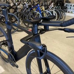 Fuji Norcom Straight 2.1 - Carbon Tri Bike: Integrated Cockpit, Ultegra Di2, Vision 55 Carbon Race Wheels 2022 -Fuji Sales Store LHDhJHxvaV 6n u8DB7aW2R s