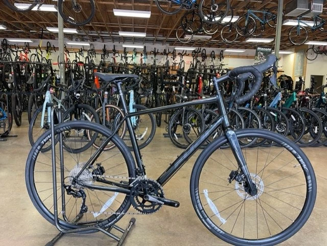 Fuji Sportif 1.1 Shimano 105 - Pearl Black/Charcoal 2022 3 Fuji Sportif 1.1 Shimano 105 - Pearl Black/Charcoal 2022