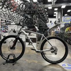 Fuji Nevada 1.3 Shimano Deore - Satin Silver 2022 31 Fuji Nevada 1.3 Shimano Deore - Satin Silver 2022 -Fuji Sales Store XquiXytPGGRzscquS1TdenLSQ