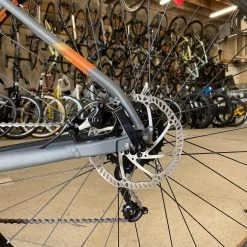 Fuji Jari 2.5 Disc Shimano Claris - Satin Iron 2022 -Fuji Sales Store a3v1lXdEnLsaeRAzh8Pssm80w