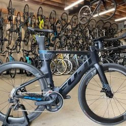 Fuji Norcom Straight 2.1 - Carbon Tri Bike: Integrated Cockpit, Ultegra Di2, Vision 55 Carbon Race Wheels 2022