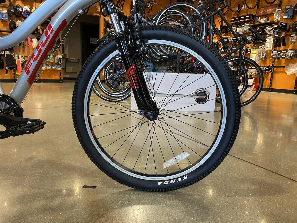 Fuji Dynamite 24" Sport Silver/Red Kids Bike 7 Fuji Dynamite 24" Sport Silver/Red Kids Bike - Image 5